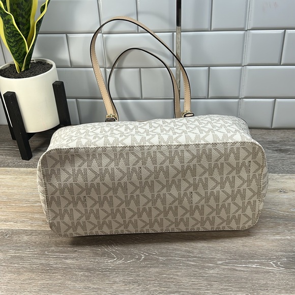 NWT Michael kors vanilla jet set tote - Picture 3 of 7